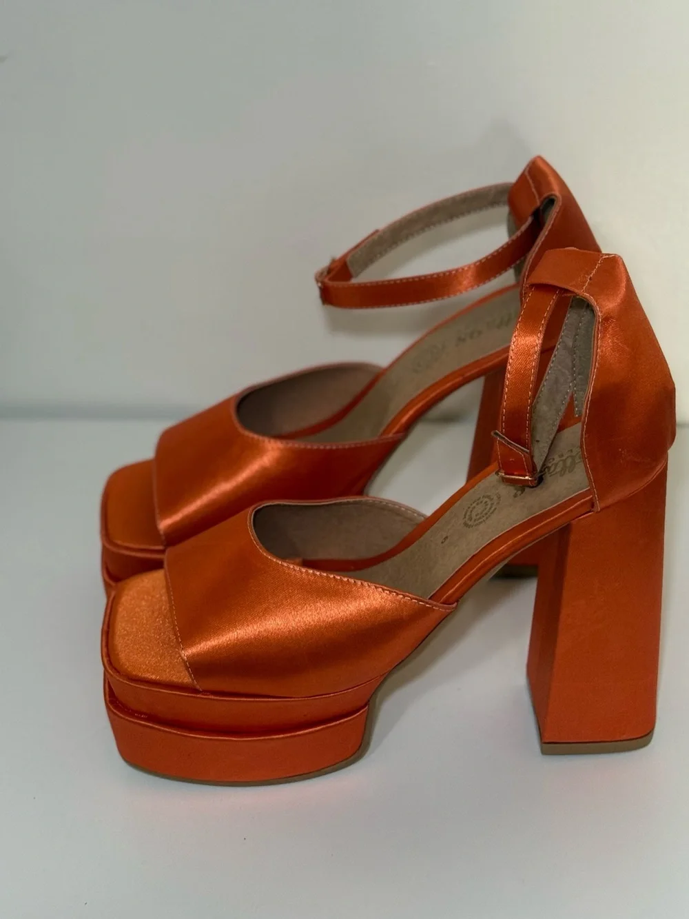 NWOT ! Orange Satin Platform Block Heel Sandals Size 9 Party Cocktail